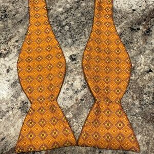 Carrot & Gibbs Handmade In USA Yellow 100% SILK Bow Tie Multicolor
